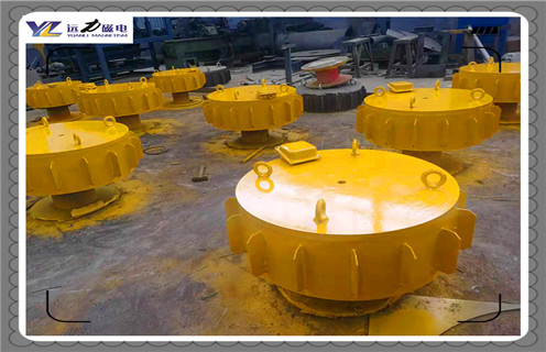 江西RCDC-8電磁除鐵器原理生產(chǎn)廠家_選型_河北江西RCDC-8電磁除鐵器原理生產(chǎn)廠家工作原理_價(jià)格，RCDC系列風(fēng)冷自卸式電磁除鐵器，是在RCDA系列風(fēng)冷懸掛式電磁除鐵器的基礎(chǔ)上增加了驅(qū)動(dòng)電機(jī)、滾筒、帶刮板的卸鐵膠帶等組成的卸鐵機(jī)構(gòu)。在工作過(guò)程中卸鐵機(jī)構(gòu)自動(dòng)將卸鐵皮帶上吸附的鐵磁性物質(zhì)拋到除鐵器以外的集鐵箱內(nèi)，無(wú)需停電人工清理，實(shí)現(xiàn)了除鐵自動(dòng)化。  一、江西RCDC-8電磁除鐵器原理生產(chǎn)廠家_選型_河北江西RCDC-8電磁除鐵器原理生產(chǎn)廠家工作原理_價(jià)格  1、在鋼鐵廠、水泥廠、多用于礦渣除鐵和保護(hù)輥壓機(jī)、立磨、破碎機(jī)等重要設(shè)備。  2、計(jì)算機(jī)模擬設(shè)計(jì)。  3、結(jié)構(gòu)簡(jiǎn)單，易維護(hù)。  4、磁場(chǎng)強(qiáng)、功率大、磁透深度大。  5、采用軸流風(fēng)機(jī)散熱線效果良好，電磁線圈溫升低。  6、用于輸送膠帶上任何物料的除鐵，對(duì)各種型號(hào)的破碎機(jī)、磨機(jī)等設(shè)備起著可靠的保護(hù)作用。